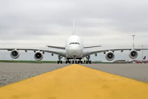 Ein riesiger Airbus A380 steht auf dem Rollfeld. Der Tankinhalt dieses Giganten ist enorm, bereit für lange Flüge.