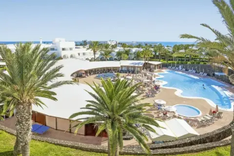 Ein sonniger Urlaubstag im Bakour Lanzarote Splash Resort. Palmen säumen den Poolbereich, der zum Planschen einlädt.