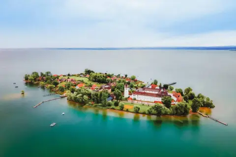 Inselkloster mit roten Dächern, umgeben von türkisfarbenem Wasser. Perfekt für kurztrip ideen mit auto.