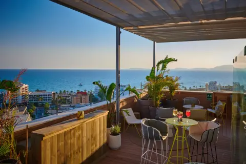 Entspannter Abend auf einer Dachterrasse mit Meerblick, ideal für einen Drink im pabisa bali.