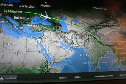 Flugroute von München nach Bangkok. Die Frage "wie lange fliegt man nach Thailand" wird durch die angezeigte Flugbahn über Asien beantwortet.