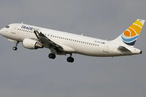 Ein Trade Air Flugzeug hebt ab. Die Landeklappen sind ausgefahren, perfekt für Flugzeuge fotografieren.