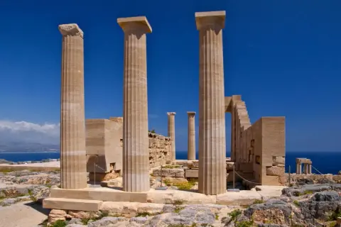 Majestätische Säulen der Akropolis von Lindos auf Rhodos, mit Blick auf das tiefblaue Meer.