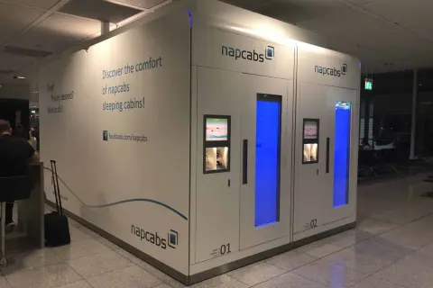Schlaf- und Arbeitskabinen von napcabs am Flughafen München. Ideal für Reisende, die Ruhe oder einen Arbeitsplatz suchen.