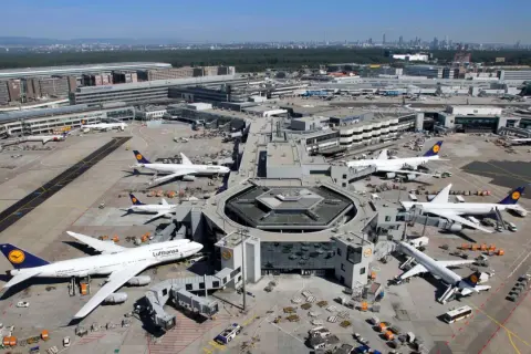 Frankfurt Airport: die schiere Größe des Frankfurter Flughafens wird durch zahlreiche Flugzeuge und Gebäude auf dem Rollfeld deutlich.