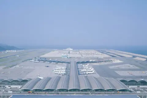 Großer Flughafen mit vielen Flugzeugen, Terminals und Landebahnen. Ein Blick auf Chek Lap Kok, HK.