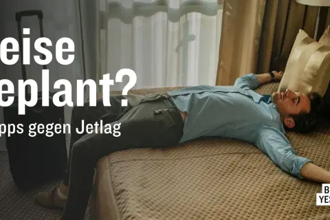 Mann liegt erschöpft im Bett nach Reise von West nach Ost. 4 Tipps gegen Jetlag.