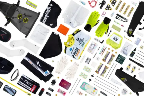 Umfangreiche fahrradtour packliste: Bikepacking-Taschen, Kleidung, Handschuhe, Werkzeug, Verpflegung und Erste-Hilfe-Artikel für lange Touren.