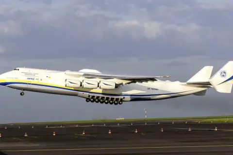 Die Antonov An-225 hebt ab. Ein beeindruckendes Flugzeug, das zeigt, wie viel wiegt ein Flugzeug dieser Größe – über 600 Tonnen!