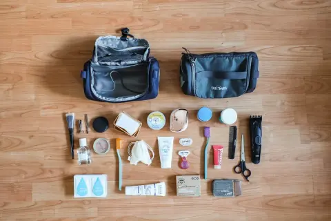 Reise-Kulturbeutel und Pflegeartikel für die perfekte backpacking packliste: Zahnbürste, Rasierer, Kamm, Schere, Cremes und mehr.