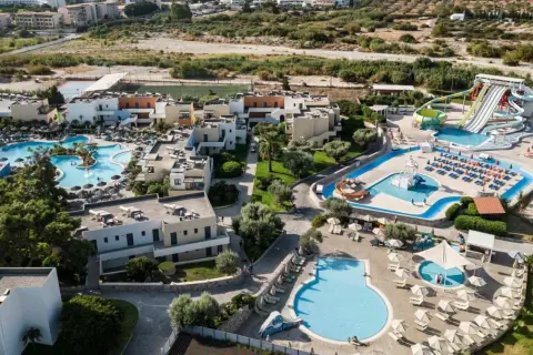 TUI Kids Club Atlantica Mikri Poli Rhodos: Wasserrutschen, Pools und Liegen laden zum Badespaß ein.