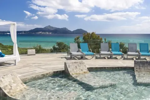Entspannter Urlaub im TUI Kids Club Playa Garden: Liegen, Pool mit Wasserspiel und Meerblick.
