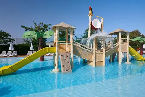 Wasserspaß im TUI Kids Club Protur Safari: Rutschen, Planschen und ein tropischer Wasserfall sorgen für Abenteuer.