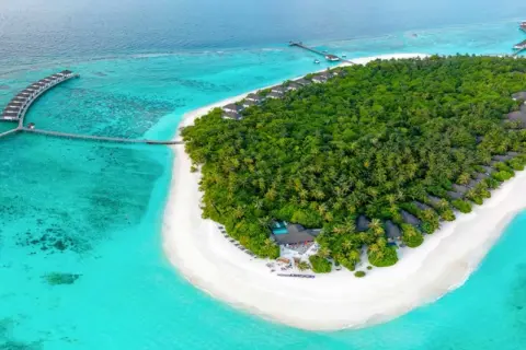 Traumhafte Insel mit tropischer Vegetation, weißen Sandstränden und Overwater-Bungalows. Robinson Noonu lädt zum Entspannen ein.
