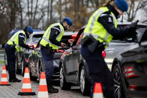 Polizisten kontrollieren Fahrzeuge an der Grenze zur Einreise in die Niederlande.