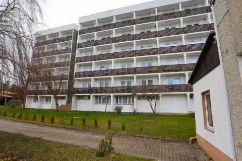 Das Carea Harz Hotel Allrode, ein großes Gebäude mit vielen Balkonen, liegt inmitten einer grünen Anlage.