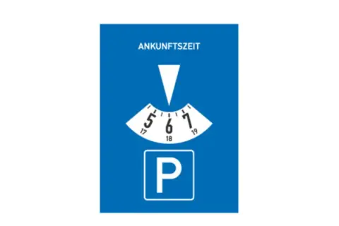 Blaue Parkscheibe mit weißem "P". Die Ankunftszeit kann eingestellt werden, z.B. auf eine halbe Stunde.