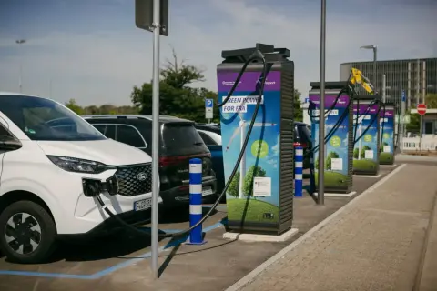 E-Auto laden am Frankfurt Flughafen. Mehrere Ladestationen mit grüner Energie für Frankfurt.