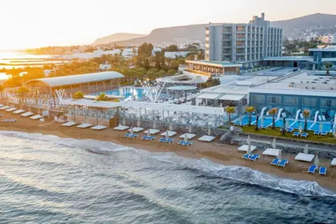 Das Arina Beach Resort erstreckt sich entlang eines Sandstrandes mit Pools, Liegen und einem Restaurant.
