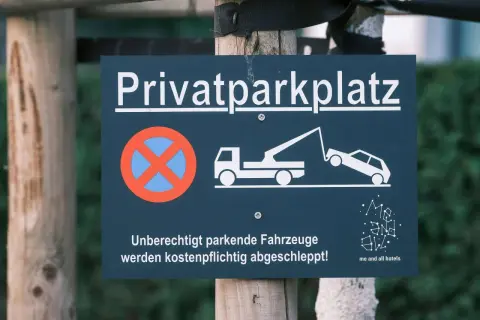 Schild "Privatparkplatz": Unberechtigt parkende Fahrzeuge werden kostenpflichtig abgeschleppt. Wer zahlt abschleppen privatparkplatz? Sie!