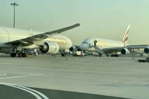Zwei Emirates-Jets am Flughafen. Ein A380 im Vergleich zu einem kleineren Flugzeug.