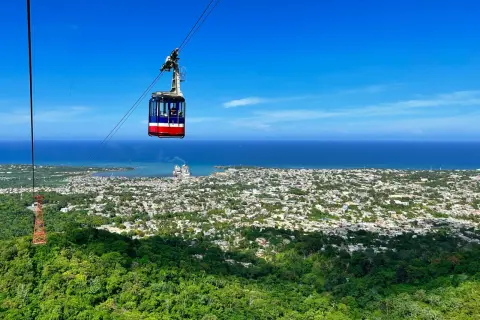 Seilbahnfahrt über Puerto Plata, Dominikanische Republik. Ein perfekter Ausblick für Ihren Dominikanische Republik Urlaub.