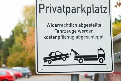 Privatparkplatz: Falschparker werden kostenpflichtig abgeschleppt. Ein Abschleppdienst holt das Fahrzeug ab.