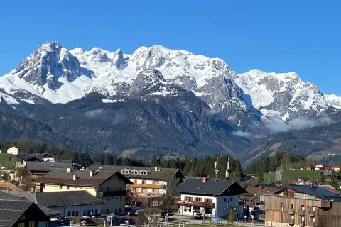 Majestätische, schneebedeckte Berge über dem charmanten Dorf Aja Werfenweng.