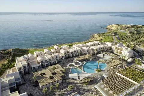 Robinson Ierapetra: moderne Anlage mit weißen Häusern, Pools und Blick aufs Meer.