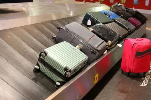 Koffer verloren? Auf dem Gepäckband am Flughafen warten viele Koffer auf ihre Besitzer. Hoffentlich ist keiner davon verloren gegangen.