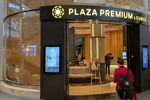 Plaza Premium Lounge Eingang. Mit Priority Pass genießt man hier viele Vorteile, wie z.B. Komfort und Ruhe.