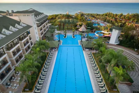 Dobendan Beach Resort: Ein Urlaubsparadies mit großen Pools, Wasserrutschen und Meerblick. Komfort und Entspannung pur.