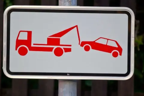 Warnung: Abschleppdienst im Einsatz. Vorsicht, hier könnte Ihr Auto zu unrecht abgeschleppt werden.