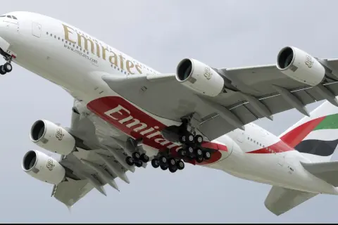 Emirates Airbus A380 hebt ab. Die technischen Daten dieses Giganten sind beeindruckend, mit vier Triebwerken und einer riesigen Spannweite.