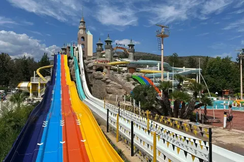 Bunte Wasserrutschen im Aqua Fantasy Aquapark Hotel & Spa versprechen Spaß.
