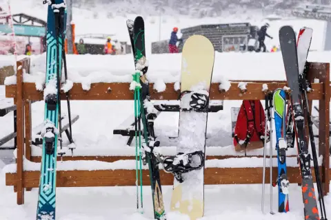 Skier und Snowboarder warten auf die Piste. Die Ausrüstung ist bereit, eine perfekte Checkliste Skifahren.