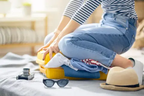 Packliste Reiterferien: Kleidung, Hut, Sonnenbrille und Kamera für den Urlaub.
