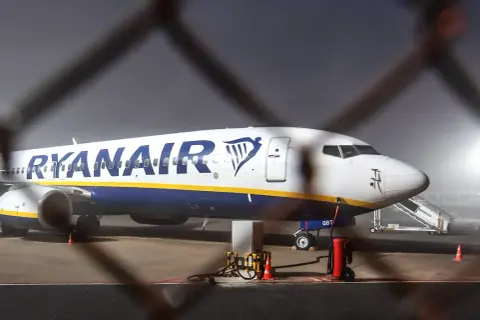Ryanair-Flugzeug am Flughafen, bereit für den Start, aber das Nachtflugverbot in Europa hält es am Boden.