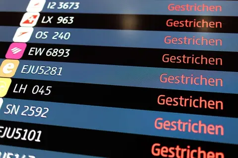 Flugplan zeigt viele gestrichene Flüge. Ein frustrierender Anblick für Reisende, die ihren Flug steuern wollten.