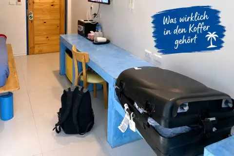 Packliste Asien: Ein Rucksack und ein großer Koffer stehen bereit. Was wirklich in den Koffer gehört, wird bald gepackt.