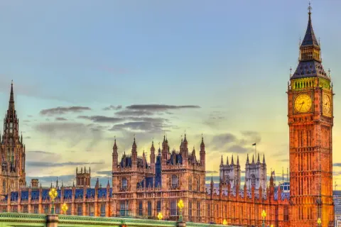 Big Ben und das Parlament in London bei Sonnenuntergang. Perfekt für einen Kurztrip London!