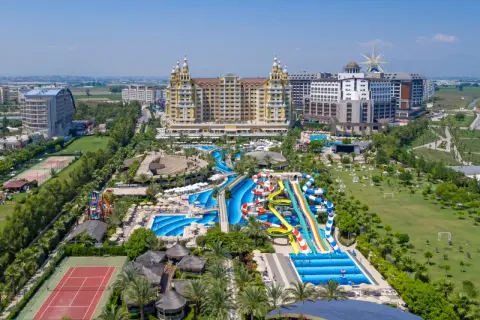 Ein luxuriöser royal holiday palace mit Wasserrutschen, Pools, Tennisplätzen und viel Grün.