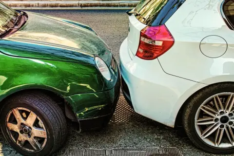 Ein weißes Auto parkt auf meinem Stellplatz. Ich finde einen Zettel am Auto, der besagt, dass jemand auf meinem Stellplatz parkt.