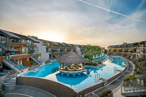 Ein luxuriöser Poolbereich mit Swim-up-Bar im Liberty Fabay, umgeben von modernen Hotelgebäuden und Palmen.