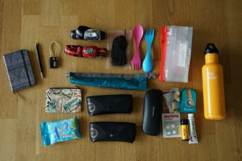 Packliste Jordanien: Notizbuch, Stift, Schloss, Stirnlampen, Seil, Besteck, Beutel, Brillenetuis, Sonnenbrille, Reiseapotheke, Wasserflasche.