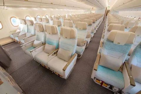 Geräumige Sitze im Airbus A380 innen, bereit für eine luxuriöse Reise.
