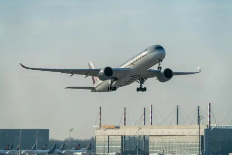 Qatar Airways Flugzeug hebt ab, bereit für den nächsten Flug. Ein Umsteigen am Flughafen Doha ist vielleicht die nächste Station.