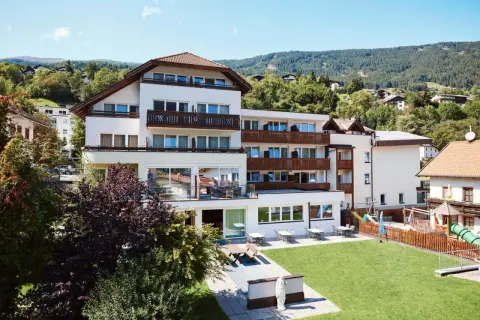 Das TUI Kids Club Alpina Tirol bietet Spaß für Kinder auf dem Spielplatz neben dem Hotel.