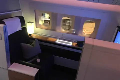 Luxuriöse Kabine in der First Class. Die hohen first class flug kosten spiegeln sich in diesem Komfort wider.