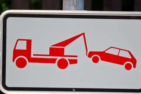 Verkehrsschild: Abschleppwagen holt Auto ab. Ein widerspruchsloses Ende für eine Leerfahrt, die teuer wird.